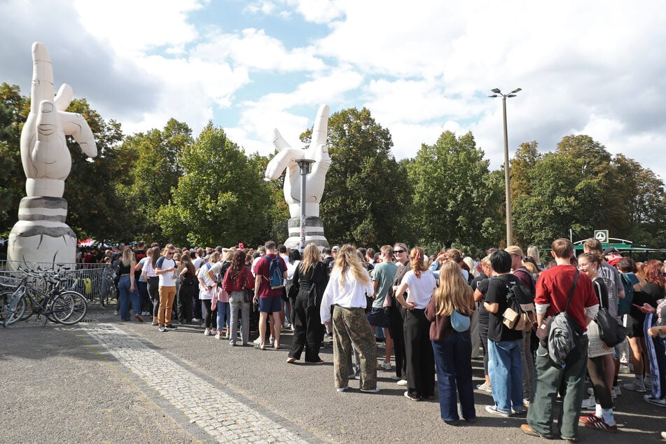 Wer sich anstellte, musste mit einer längeren Wartezeit rechnen. Die meisten Fans nahmen es entspannt.