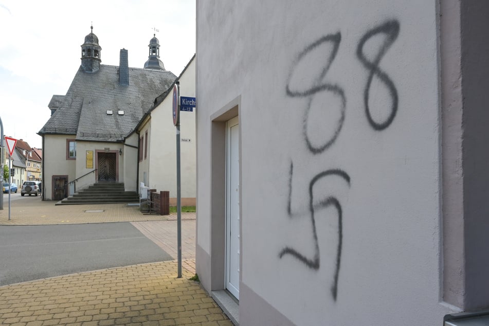 Auch einige Wohnhäuser waren von dem Schmier-Angriff betroffen.