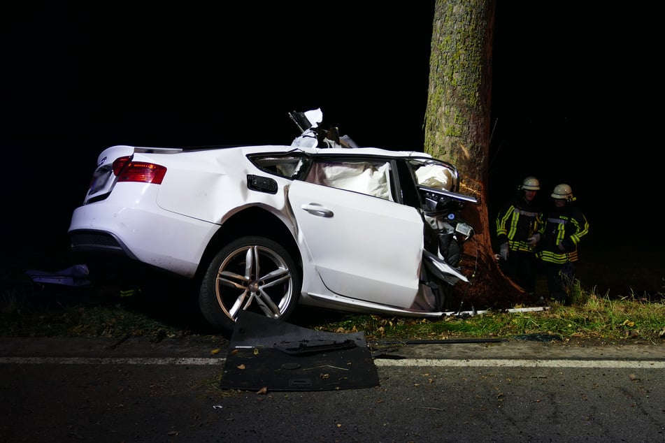 Der Wagen des 35-Jährigen prallte mit derartiger Wucht gegen einen Baum, dass er im Frontbereich völlig zerstört wurde.