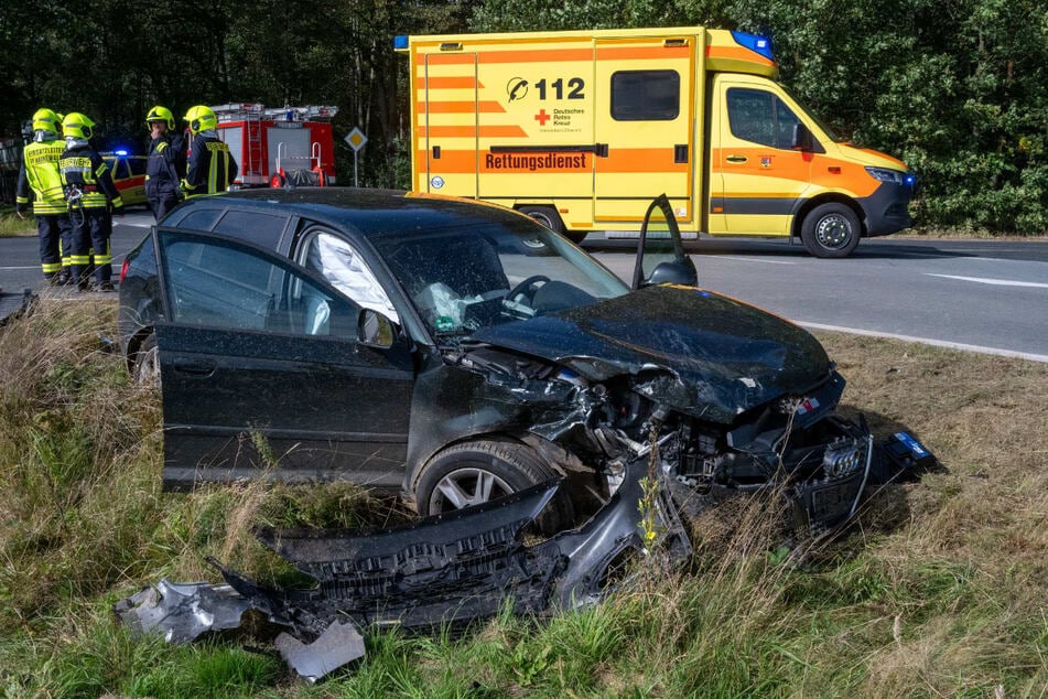 Die Einsatzkräfte des Rettungsdienstes brachten die beiden Verletzten in ein Krankenhaus.