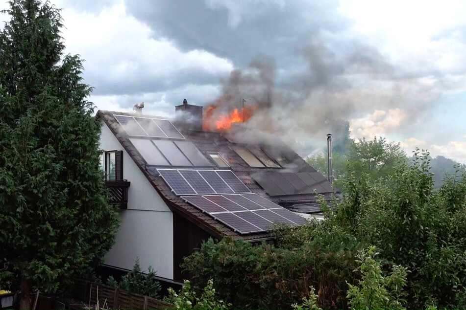In Leipzig-Holzhausen ist am Dienstag die Photovoltaikanlage eines Einfamilienhauses in Flammen aufgegangen.