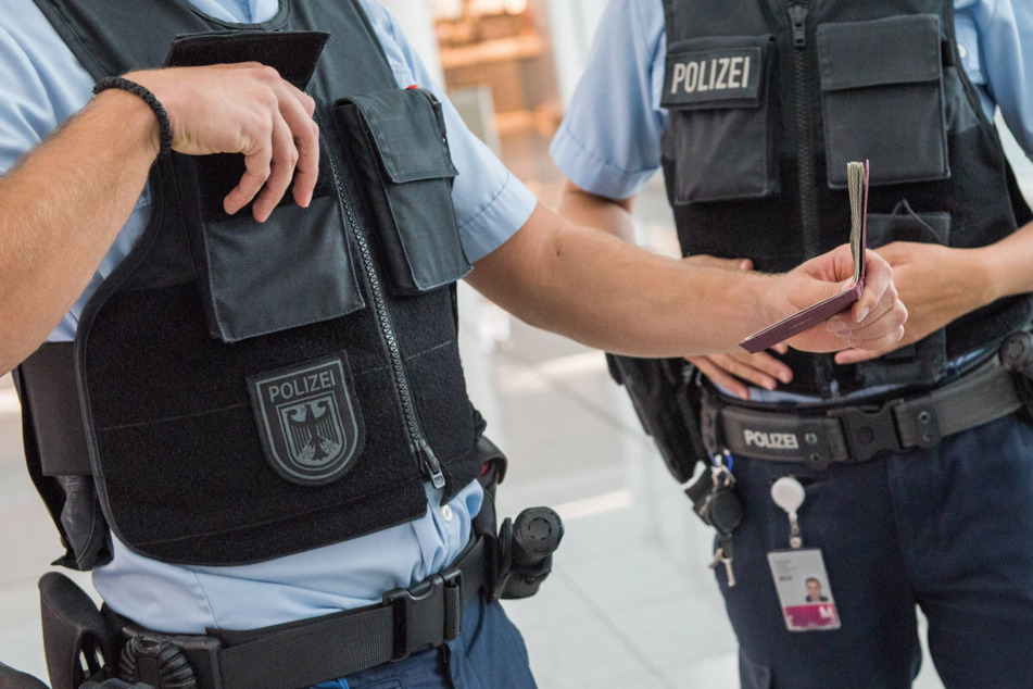 Den Beamten der Bundespolizei in München kamen die Dokumente der Reisenden mehr als nur fragwürdig vor.