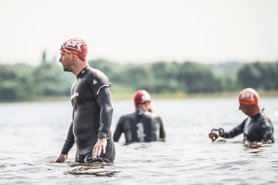 Ein neuseenMAN 2026 besteht aus den Disziplinen Schwimmen, Radfahren und Laufen.