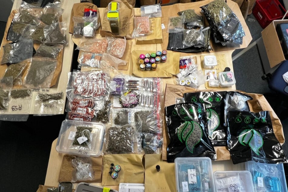 Mit vollen Taschen an sichergestellten Drogen kamen die Ermittler zurück aufs Revier.