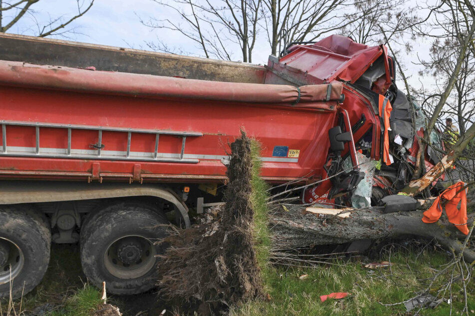 Auf der Güldengossaer Straße in Markkleeberg ist es am Montag zu einem schweren Unfall gekommen. Ein Laster ist mit einem Baum kollidiert.