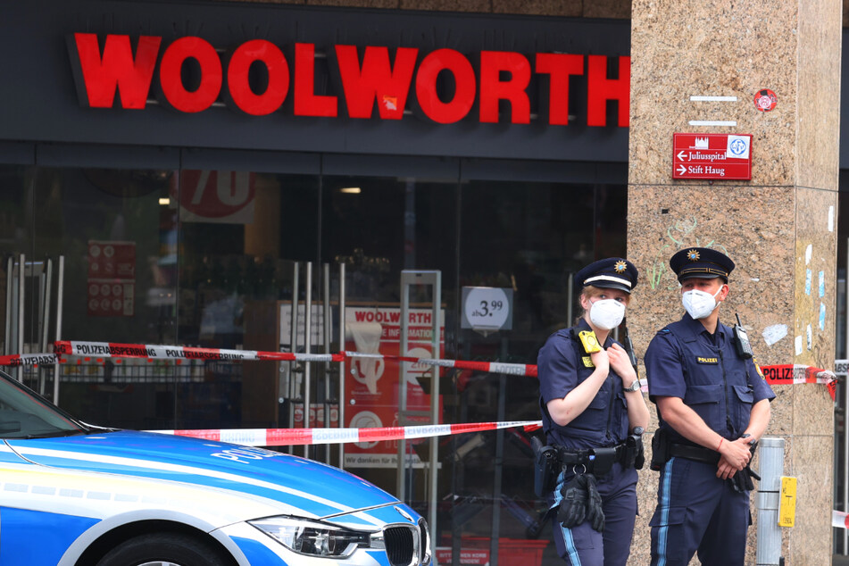 Die Attacke erfolgte bei einer Woolworth-Filiale in der Würzburger Innenstadt.