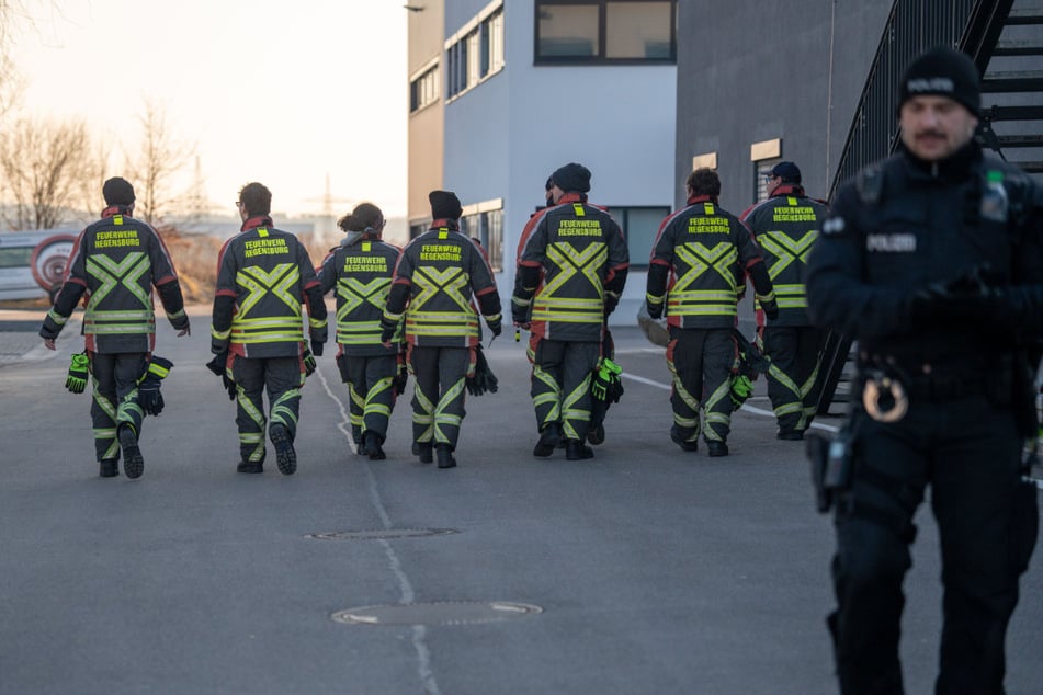 Insgesamt waren laut Polizeiangaben etwa 40 Einsatzkräfte in dem Regensburger Stadtteil Irl vor Ort.