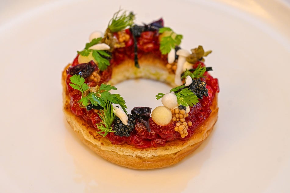 Sieht aus wie ein Dessert mit Brom- und Himbeeren. Ist aber ein Brioche-Bagel mit Thunfisch, Yuzu, Kaviar. Angerichtet vom Vorjahressieger Elvis Herbek.