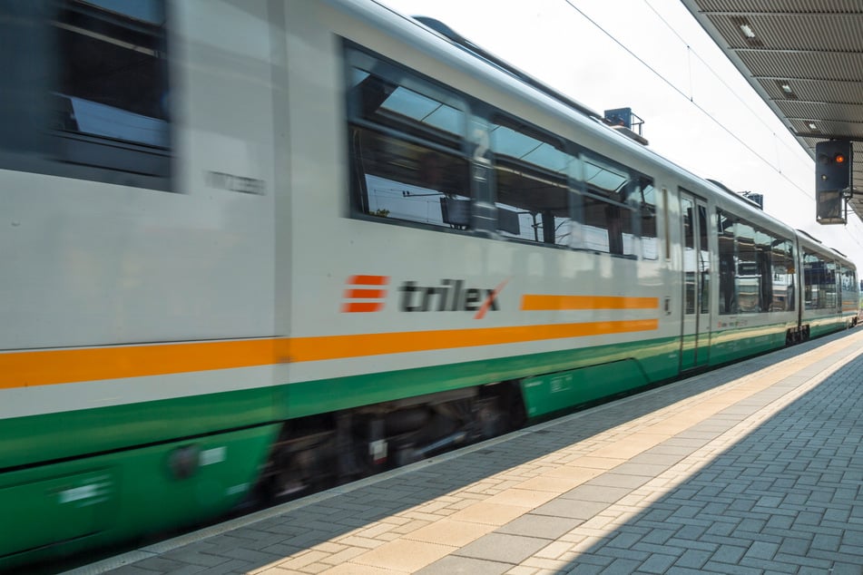 Drei junge Frauen in Trilex sexuell belästigt