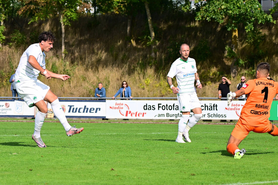 In 33 Spielen schoss Ricky Bornschein (24, l.) für die "U23" aus Fürth 16 Tore - hier traf er beim Gastspiel beim SV Schalding-Heining.