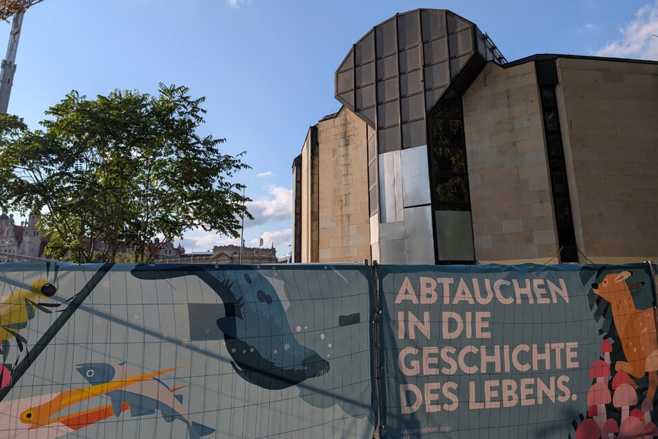 Der Bauzaun steht, die Arbeiten laufen: In vier Jahren soll im alten Bowlingtreff Leipzigs neues Naturkundemuseum entstehen.