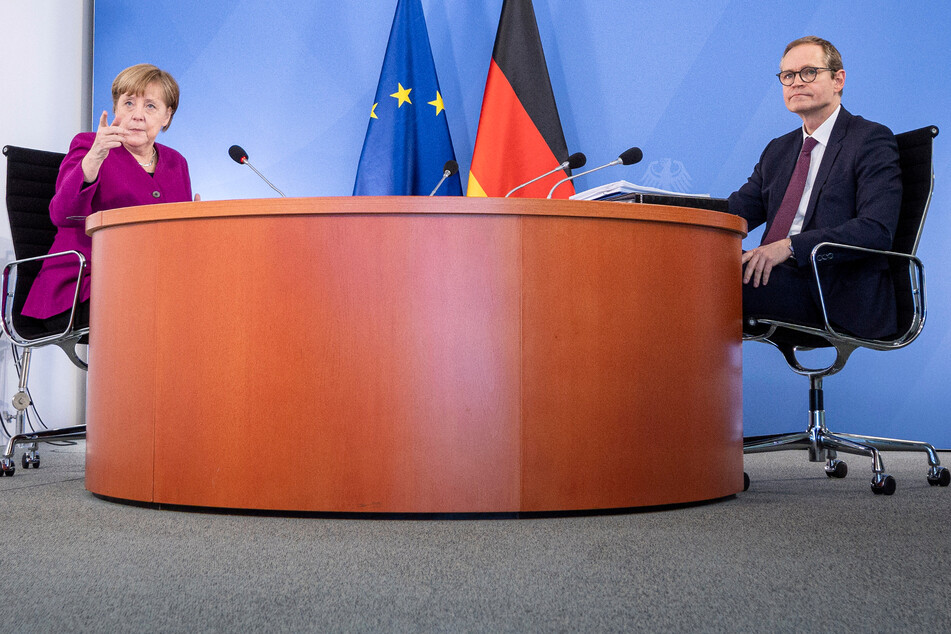 Bundeskanzlerin Angela Merkel (CDU) und der Regierende Bürgermeister von Berlin, Michael Müller (SPD), sitzen zu Beginn der Videokonferenz mit den Ministerpräsidentinnen und Ministerpräsidenten der Länder zusammen.