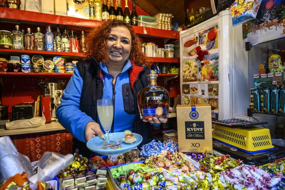 Da wird einem richtig warm: Svetlana Lermann mit Weinbrand aus der Republik Moldau.