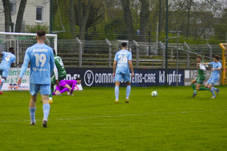 Das erste Tor nach seinem Sonderurlaub: Florian Kirstein (2.v.r.) staubte zum 1:0 für Chemie Leipzig ab.
