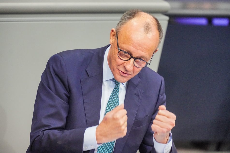 Kanzlerkandidat Friedrich Merz (69, CDU) zog im Bundestag über die Regierung her.