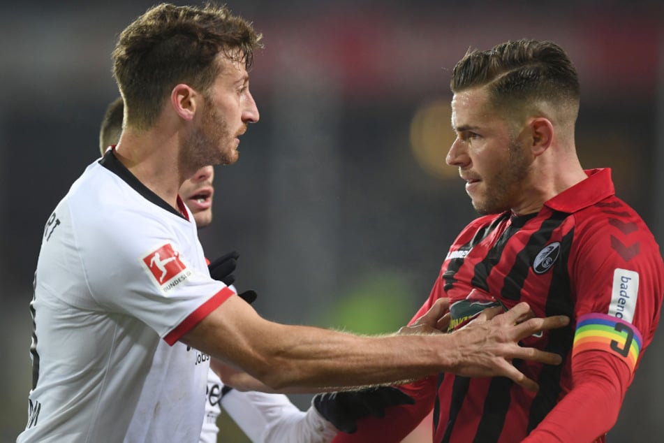 David Abraham (l) von Frankfurt und Christian Günter (r) von Freiburg geraten nach einem Foul an Trainer Streich von Freiburg aneinander.