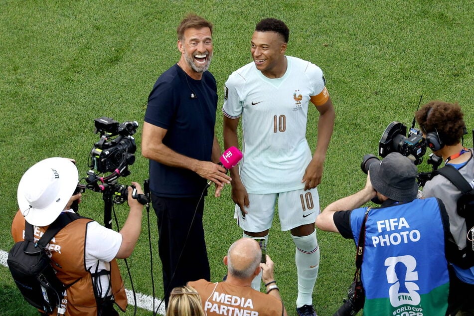 Jürgen Klopp (59, l.) hat zu fast allen Weltstars ein super Verhältnis, hier scherzt er mit Frankreichs Kapitän Kylian Mbappé (27, r.).
