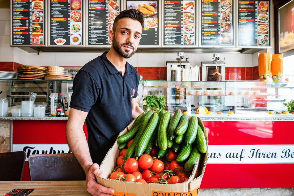 Teures Gemüse! Für Mohammed Mahdi (26) haben sich die Preise für Tomaten, Gurken und Co. nahezu verdoppelt.
