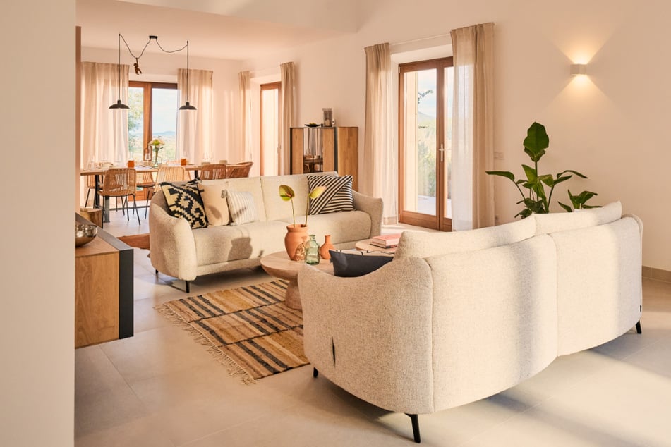 Insgesamt vier Zimmer sowie drei Bäder auf ca. 230 qm bieten genug Platz für Freunde und Familie.