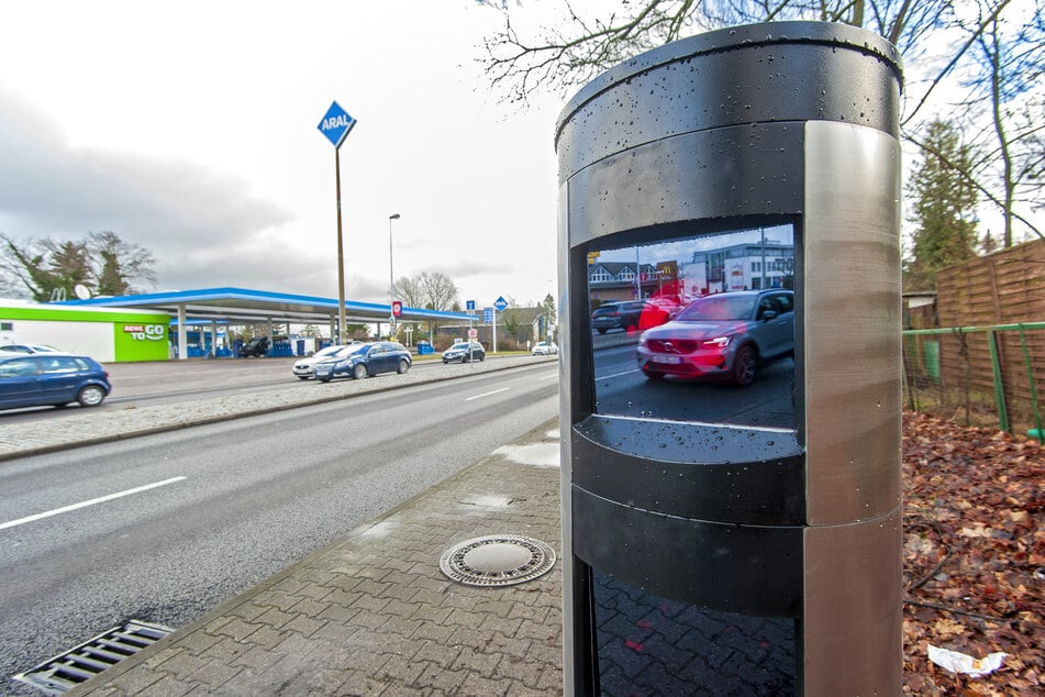 Fast 200 stationäre Blitzer stehen in Sachsen - so wie diese Säule an der Leipziger Straße in Chemnitz.