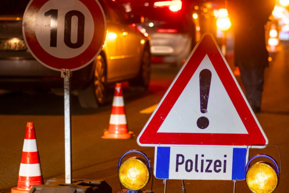 Nach dem Vorfall an der Tankstelle sucht die Polizei weiter nach dem Flüchtigen. (Symbolbild)