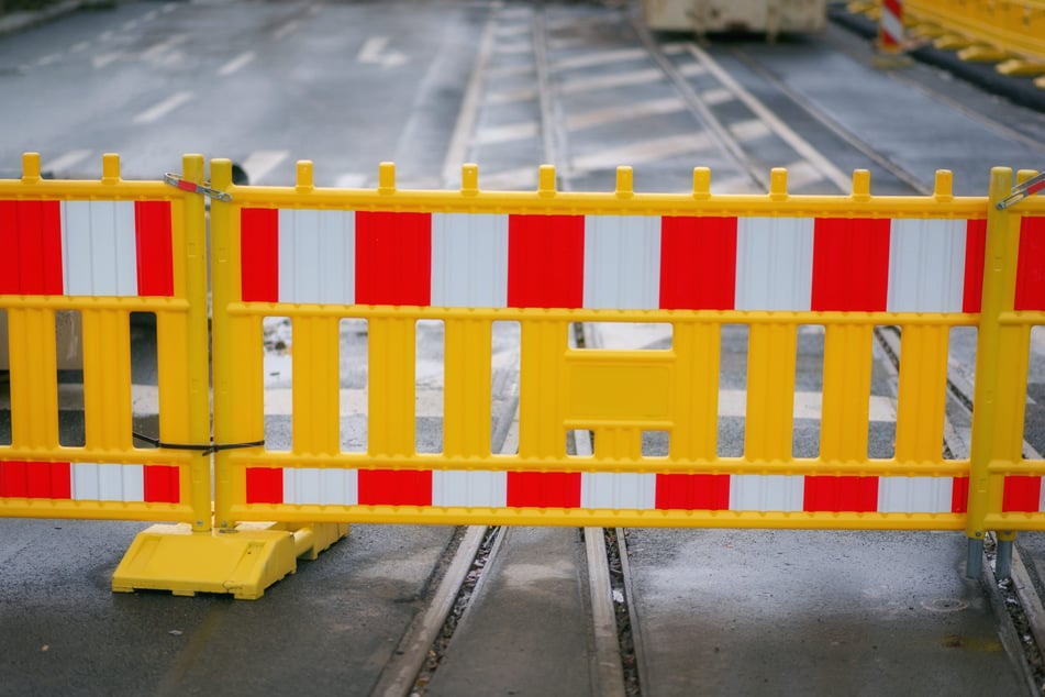 Schwerer Unfall auf Baustelle in München-Laim: Bagger erfasst Fußgänger