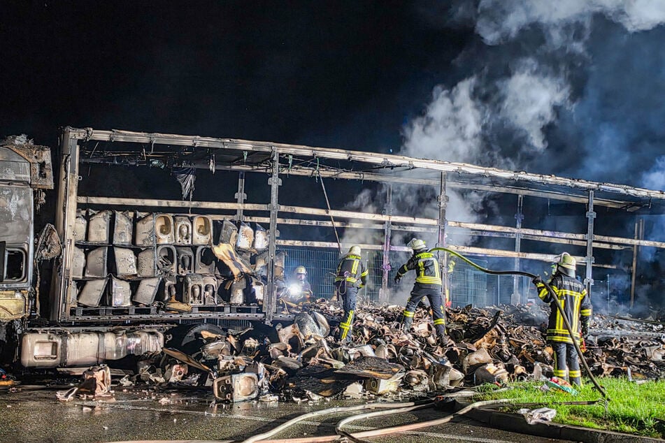 Unfall A5: Mit 13 Tonnen Kloschüsseln beladener Lkw auf A5 in Flammen: Stundenlange Löscharbeiten