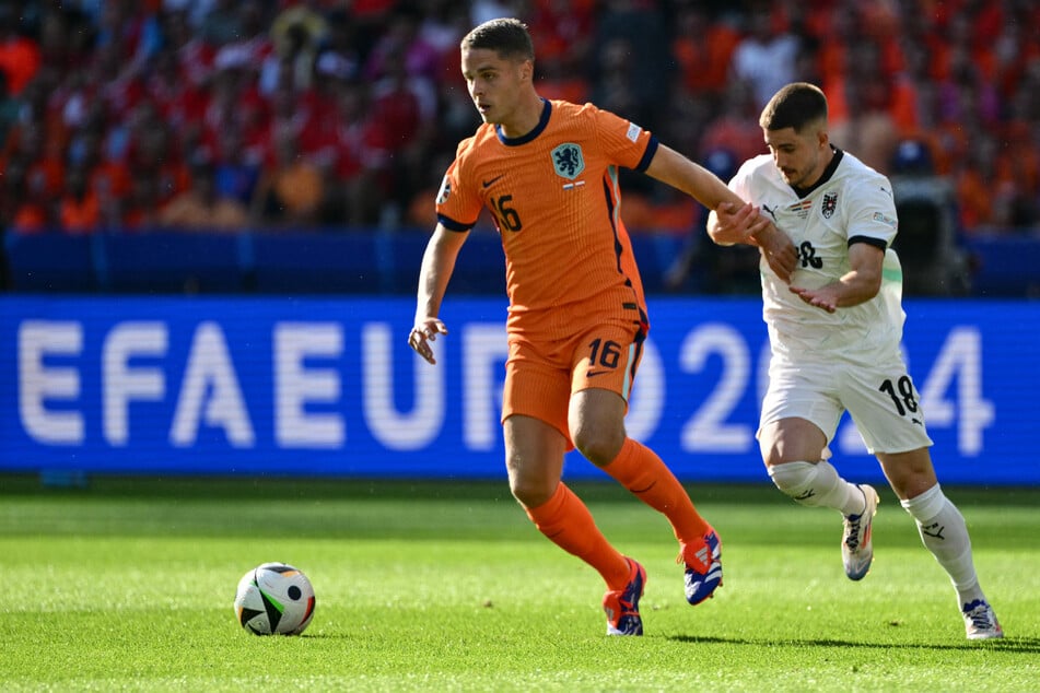 Po svém vítězství ve druhém kole mu Wesley Plasier dokonce poslal gratulaci nizozemský reprezentant Joey Veerman (27, l.).