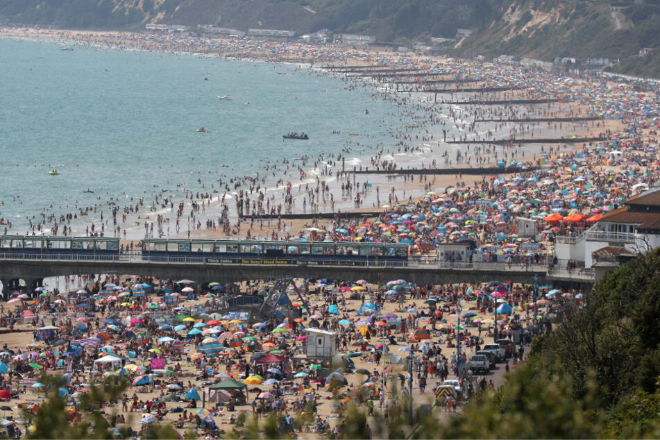 Großbritannien: Menschen strömen bei schönem Wetter in Massen an den Strand von Bournemouth.