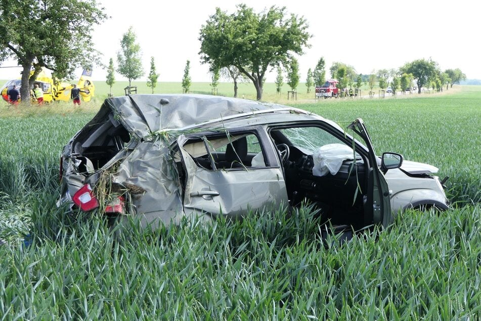 Der Suzuki ist völlig zerstört, nachdem er sich überschlagen hat.