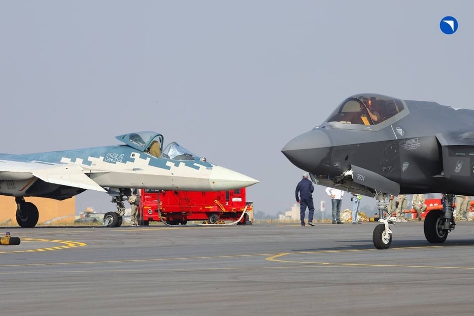 Ein russischer Kampfjet vom Typ Suchoi Su-57 (l.) und eine amerikanische Lockheed Martin F-35A Lightning II können zurzeit auf dem indischen Luftwaffenstützpunkt Yelahanka bestaunt werden.