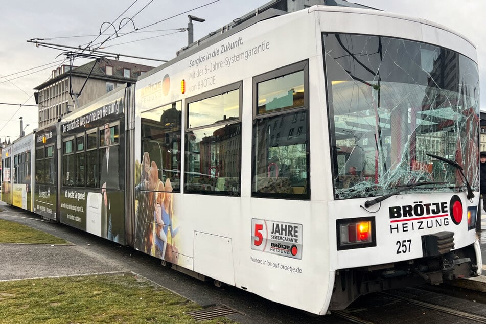 Vor dem Hauptbahnhof in Würzburg kam es am Montagmorgen zu einem Straßenbahn-Unfall mit neun Verletzten.