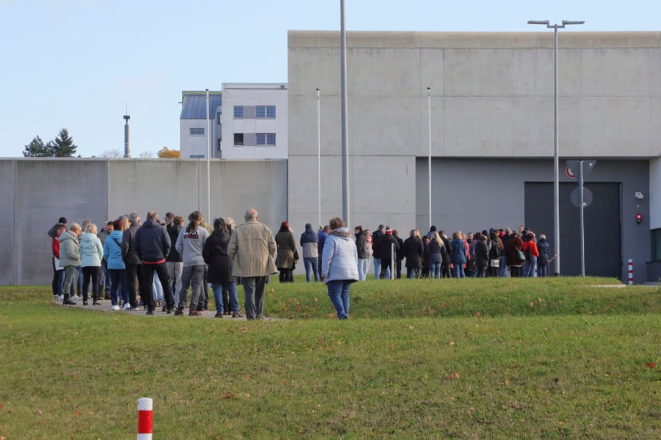 Zahlreiche Besucher standen vor zwei Jahren vor der JVA Schlange.