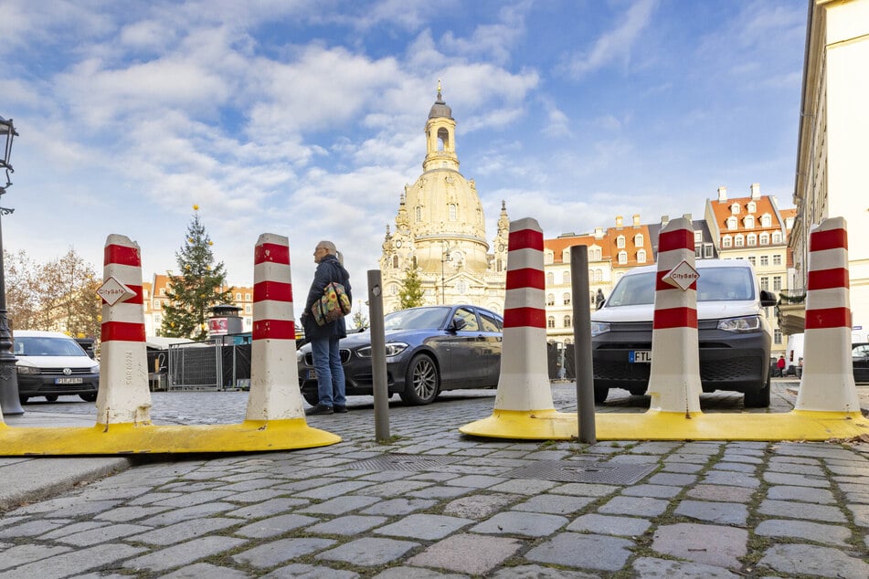 An manchen Stellen zu eng: Terrorsperren erschweren Rollstuhlfahrern den Zugang zum Weihnachtsmarkt.