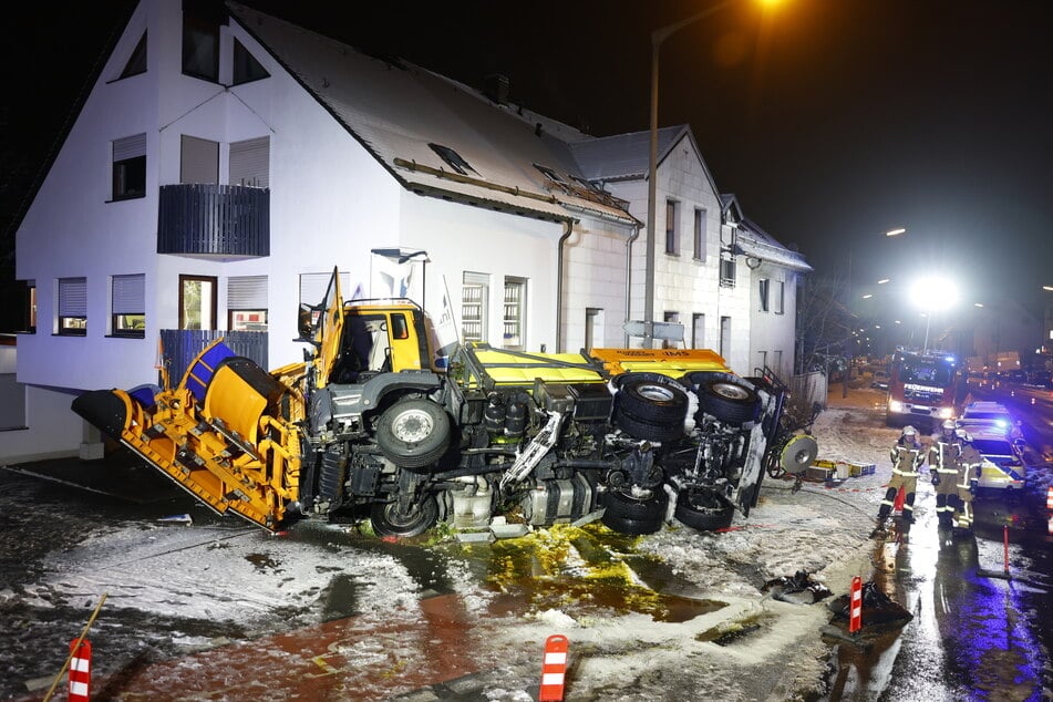 Der Schneepflug rutschte auf der Straße in Oberasbach und kippte gegen die Hauswand.