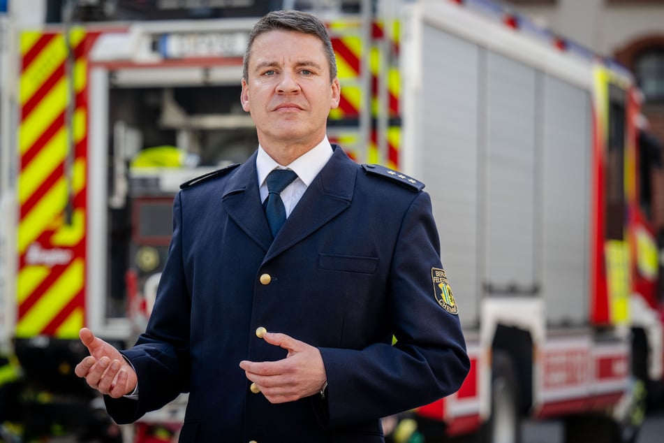 Feuerwehrchef René Kraus (52) steht seit 2018 an der Spitze der Chemnitzer Feuerwehr – nun liegt eine lange Liste ungelöster Baustellen vor ihm.