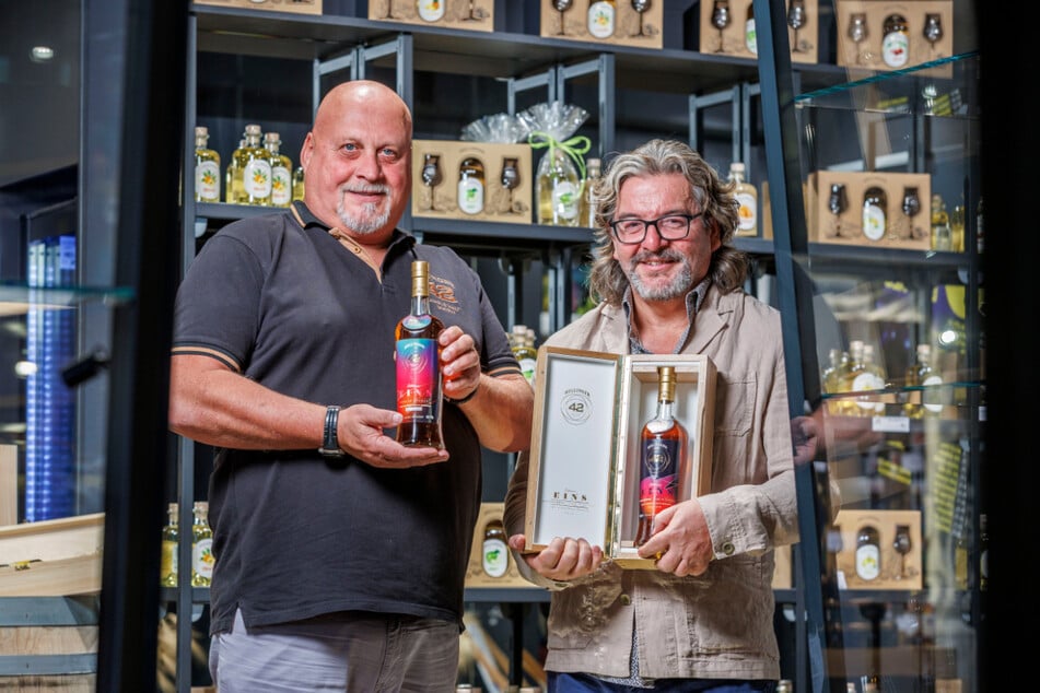 Die Manufaktur-Inhaber Frank Leichsenring und Thomas Michalski (l.) zeigen den ersten eigenen Whisky.