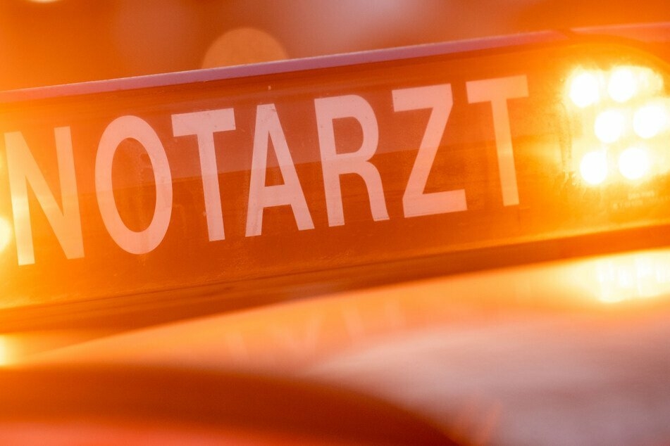 In Zwickau wurde ein Rentner (77) von einem Auto erfasst und schwer verletzt. (Symbolbild)