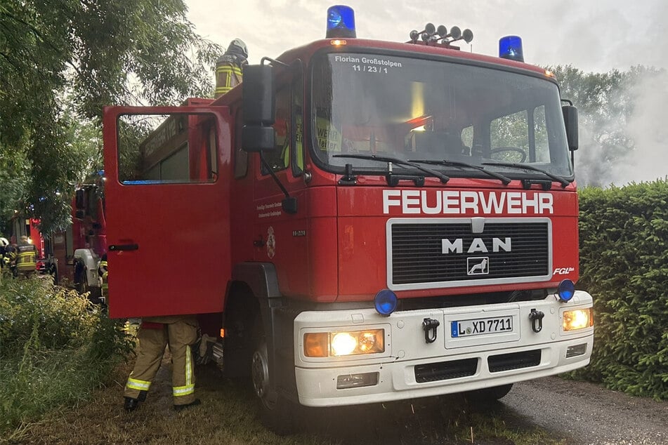 Die Feuerwehren von Groitzsch und Großstolpen waren mit zahlreichen Einsatzfahrzeugen vor Ort.