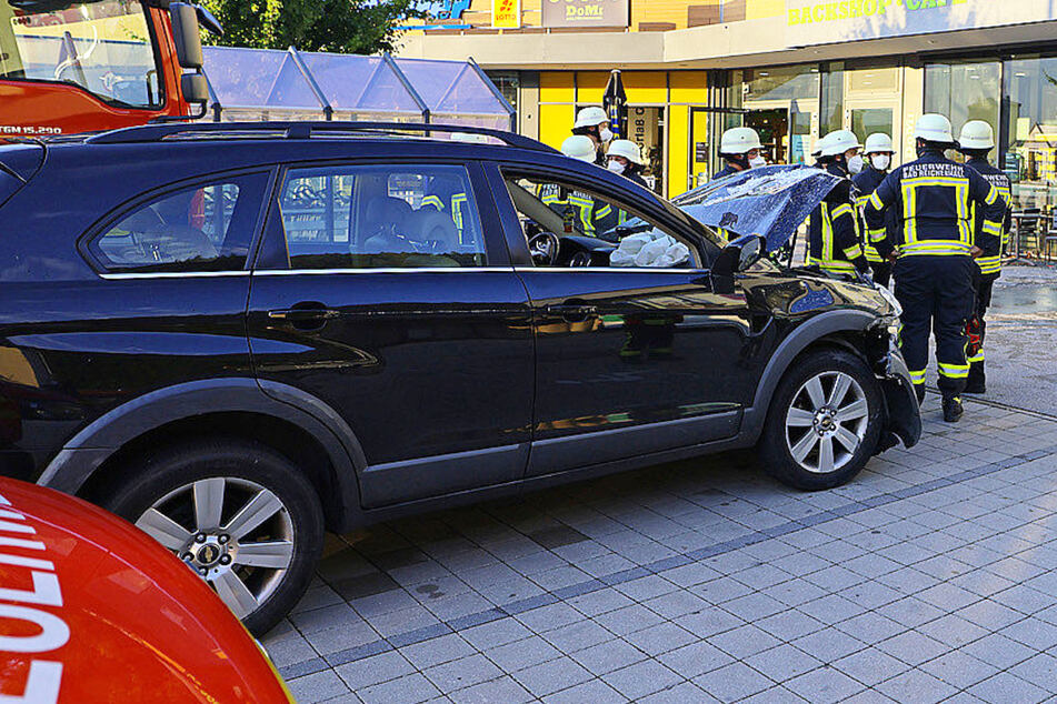 Betrunken und ohne gültigen Führerschein ist ein Mann im Berchtesgadener Land in Bayern mit seinem Auto in zwei Schaufenster geprallt.