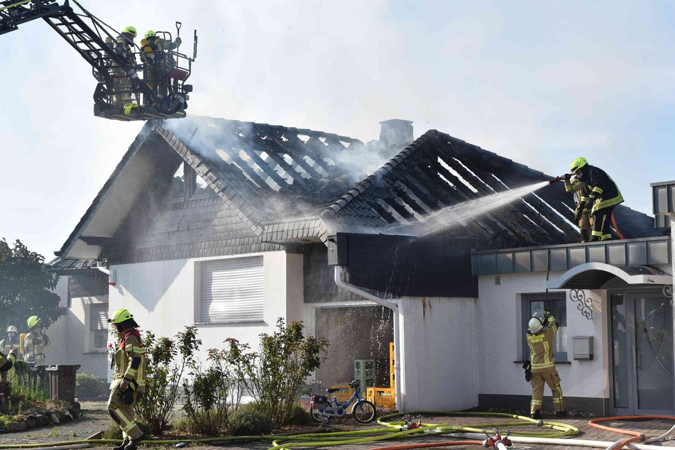In Pulheim löschte die Feuerwehr den Brand in einem Dachstuhl.