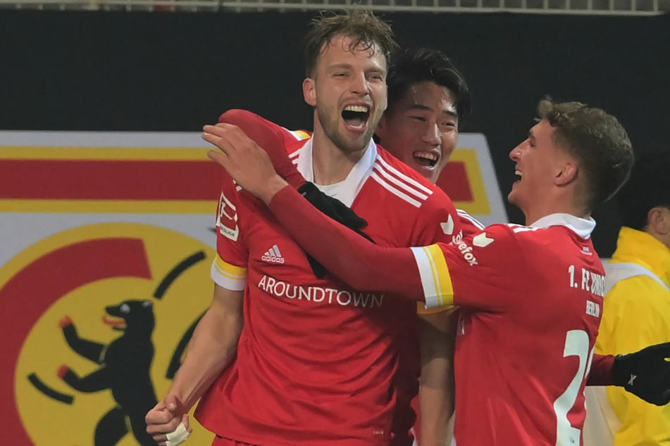 Marvin Friedrich (25, l.) bejubelt am 13. Spieltag mit seinen Mannschaftskollegen Grischa Prömel (26, r.) und Keita Endo (23) seinen Treffer zum 2:1 gegen Borussia Dortmund. Verlässt der Innenverteidiger im Sommer den 1. FC Union Berlin Richtung Gladbach?