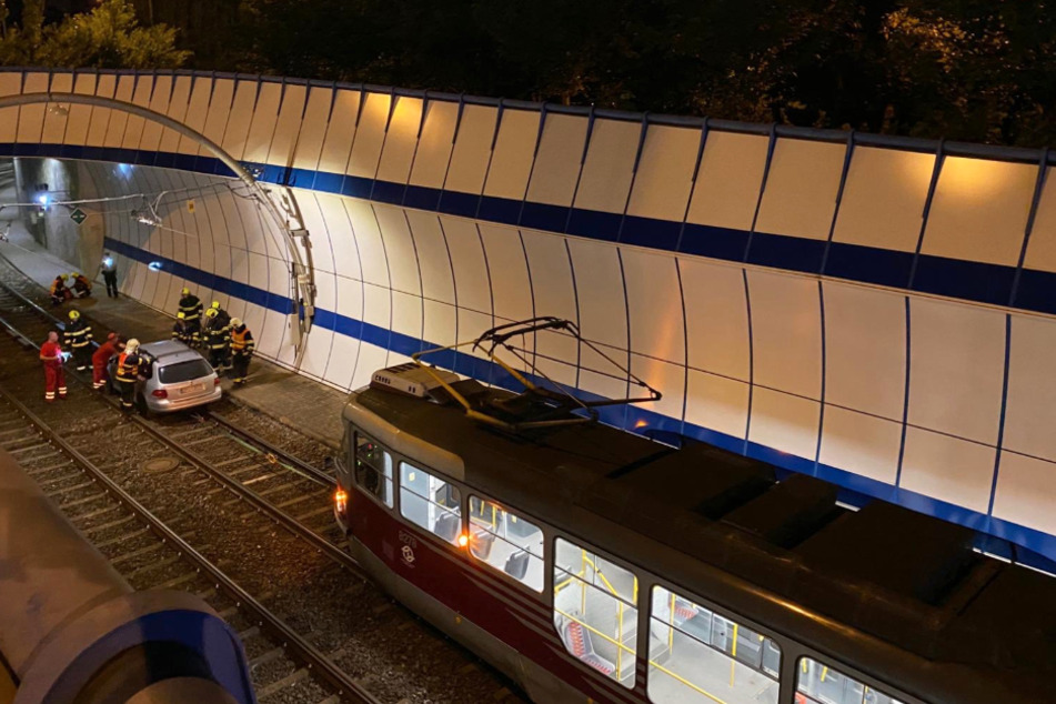 Einsatzkräfte holten das Auto wieder aus dem Tunnel.