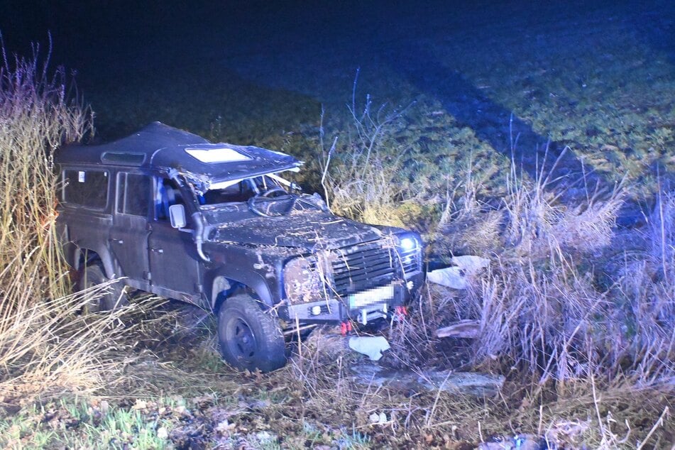 Der Land Rover landete nach mehreren Überschlägen im Straßengraben.