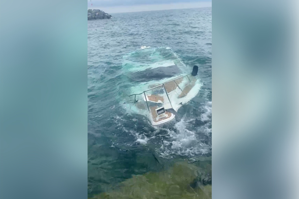 Eine Yacht ging aus bislang noch unklarer Ursache nahe einem Hafen in Chicago (Illinois, USA) unter.