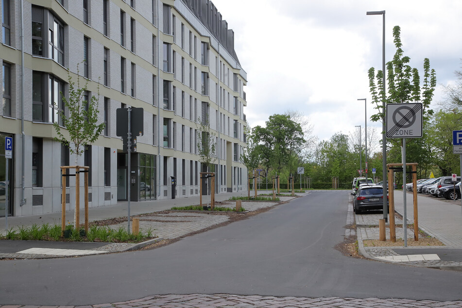Seit drei Jahren wird darüber gestritten, wie diese kleine neue Straße zwischen Käthe-Kollwitz-Ufer und Florian-Geyer-Straße in der Johannstadt heißen soll.