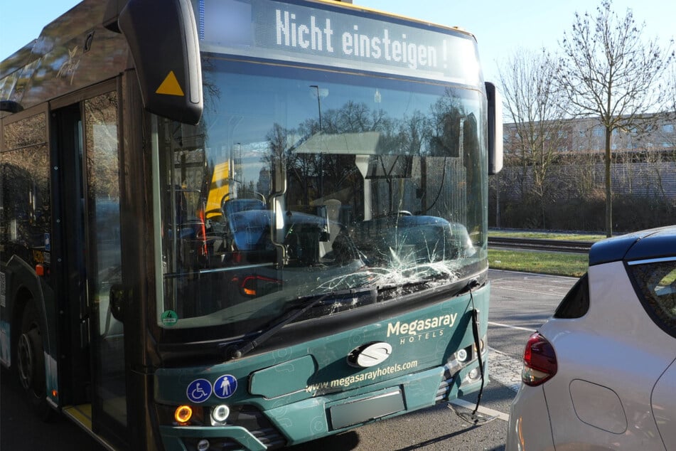 Nach Straßenbahn-Unfall: Ersatzbus knallt auf Renault