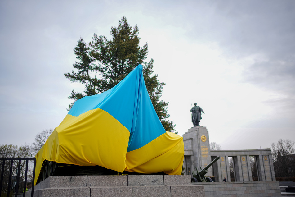 Das Ehrenmal in Berlin wurde mit einer großen ukrainischen Flagge bedeckt.