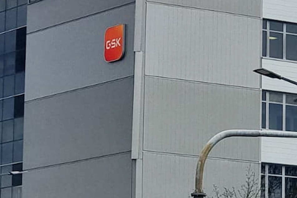 An der Außenfassade des Gebäudes von "GlaxoSmithKline" hat sich durch die starken Böen ein Stück Metall gelöst.