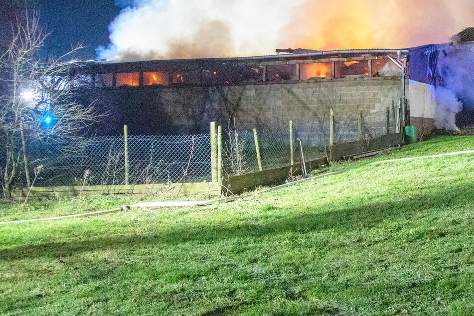 Bei Eintreffen der Brandmeister standen die Gebäude bereits in Vollbrand.